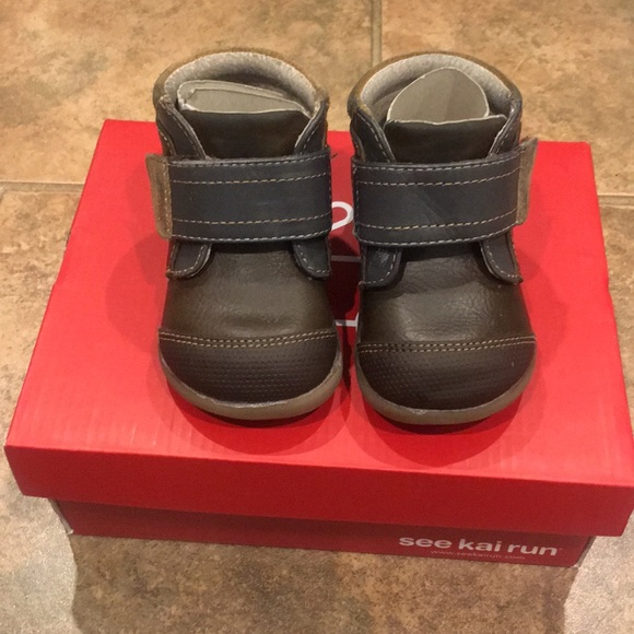 See Kia Run Sawyer II Brown Booties Size 4 - Picture 2 of 5